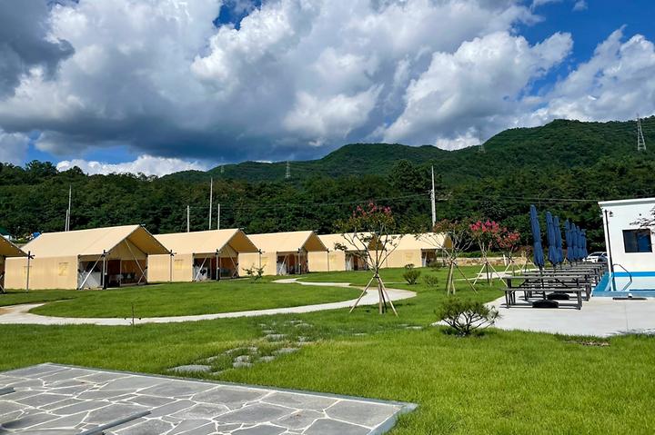 [경상북도 칠곡군] 하이스트 글램핑장 – 고급스러운 분위기와 깔끔한 내부가 돋보이는 곳