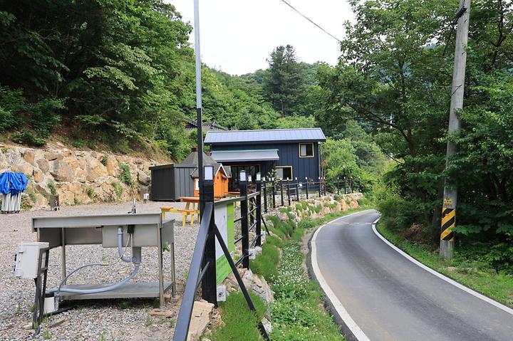 [경기도 가평군] 숲속다람쥐 캠프 – 엄소리계곡 안쪽에 위치한 계곡옆 펜션&캠핑