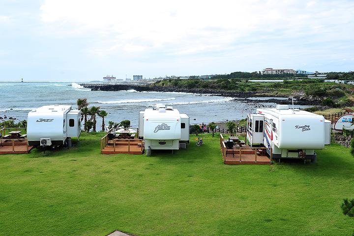 [제주특별자치도 서귀포시] 서건도카라반 – 서귀포 바다를 품에 안고 감성 캠핑을 즐길 수 있는 곳