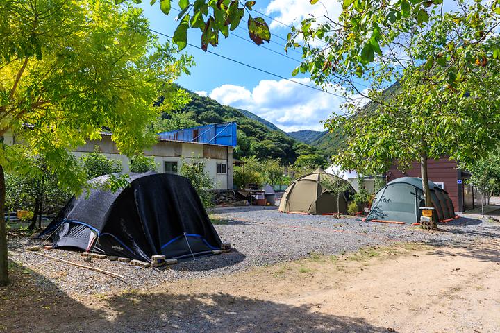 [경상북도 경산시] 경산 모골캠핑장 – 산으로 둘러싸여 자연친화적인 캠핑장