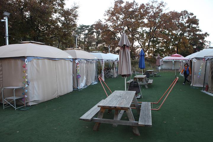 [경기도 파주시] 심학산야영장 – 호텔식 글램핑 시설의 야영장과 바비큐 파티를 즐길 수 있는 글램핑장