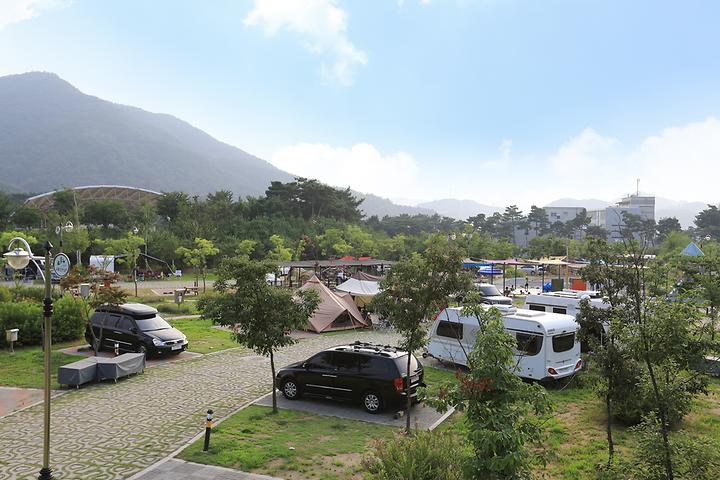 [충청북도 괴산군] 괴강국민여가캠핑장 – 공원에 온 듯 착각에 빠지는 캠핑장