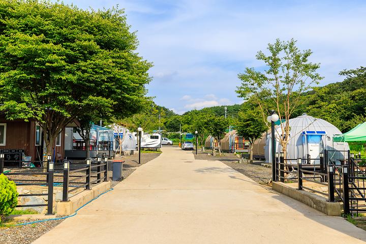 [대구광역시 수성구] 하늘아래 야영장 – 다양한 카라반이 갖춰진 풍경 좋은 캠핑장