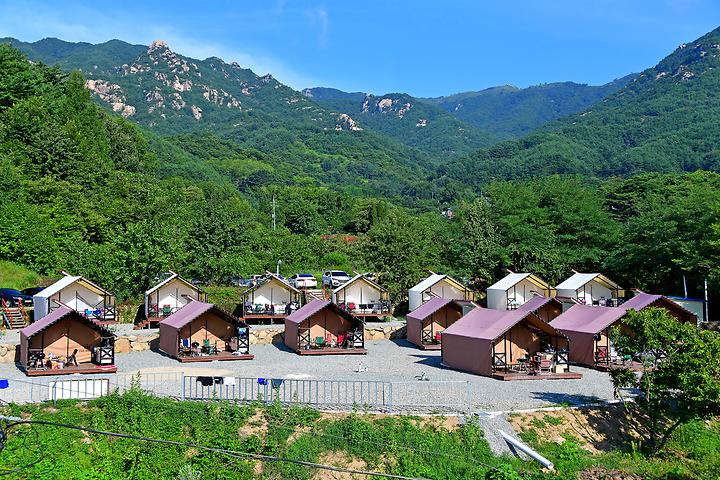 [경상남도 합천군] 바람흔적 글램핑 앤 카라반 – 미술관에서 감성을 뿜어내며 캠핑을 즐길 수 있는 곳.