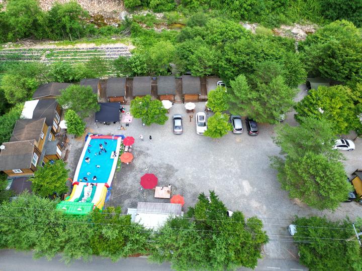 [강원도] 지구별캠프 – 소나무자연 그늘막과 시원한 계곡