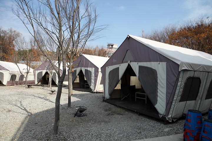 [경기도 용인시] 캠프레이크 – 기흥 IC에서 3분 거리에 있는 아늑한 분위기의 글램핑장