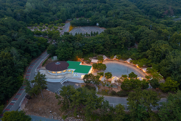 [경상남도] 가야달빛야영장 – 달빛야영장은 산세가 아름다운 신어산(630m) 기슭의 캠핑장