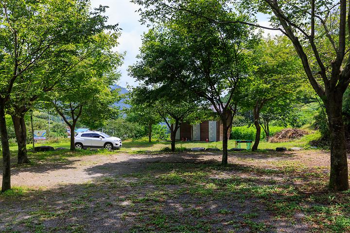 [경상남도 하동군] 계곡 좋은 펜션 야영장 – 계곡과 어우러진 소규모 캠핑장