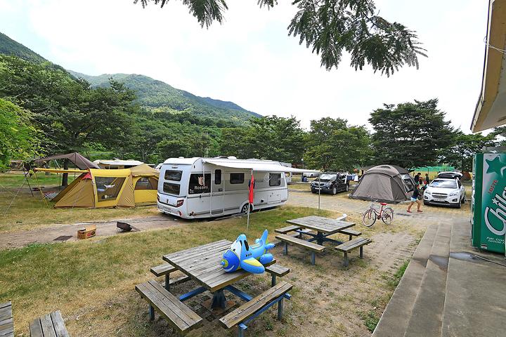 [경상남도 산청군] 삼장다목적캠핑장 – 넓은 잔디가 있어 아이들이 마음껏 뛰어놀 수 있다.