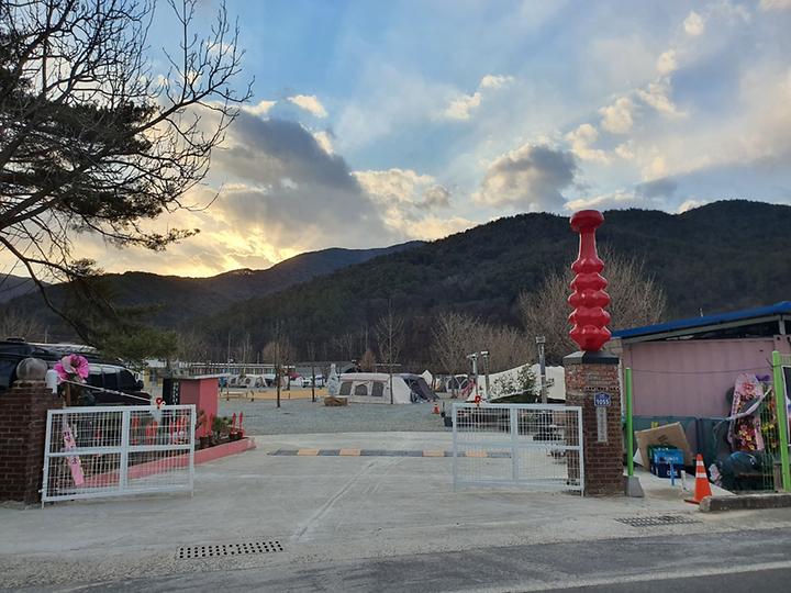 [경상남도 밀양시] 밀양 도깨비방망이 캠핑장 – 공기좋은 밀양 단장면의 시골마을에 위치한 폐교를 개조한 폐교캠핑장
