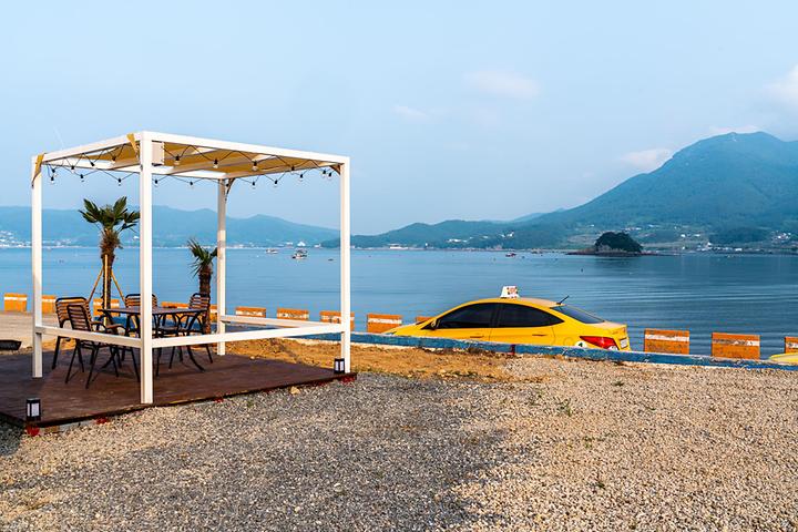 [경상남도 남해군] 노랑카라반 – 한려수도 남해 앞바다가 한눈에 보이는 곳