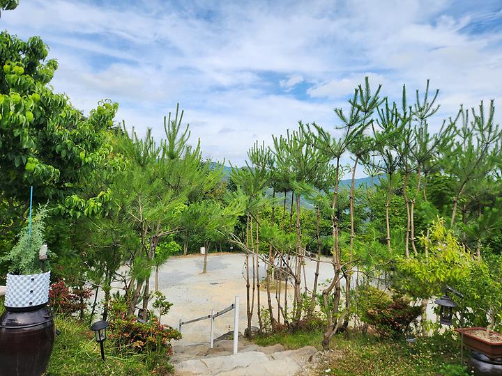 [경상남도 함양군] 숲속애캠핑장 – 여름에는 수영장, 겨울에는 눈썰매장이 있는 캠핑장.