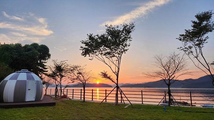 [경상남도 창원시] 글로리아 캠핑장 – 바다 풍광,일조,낙조가 최고, 근처 해양드라마세트장, 저도연육교있음, 해안가 산책로 멎짐