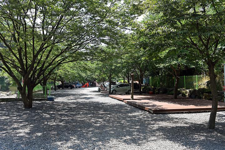 [경상남도 밀양시] 패밀리오토캠핑장 – 계곡이 아름다워 오래 머물고 싶은 캠핑장.