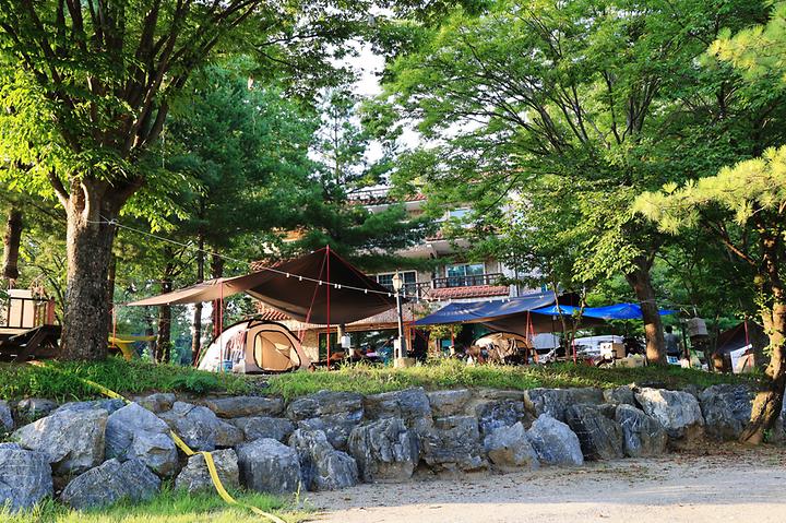 [강원도 영월군] 당마루관광농원캠핑장 – 한반도면 소재지 인근, 주천강이 한눈에 보이는 전망좋은 강변 캠핑장