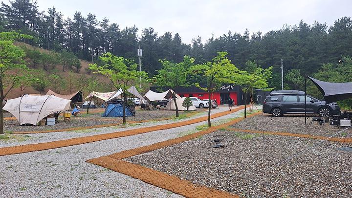 [경기도 포천시] 캠프운악Hi – 캠프운악Hi는 자연 속 조용한 쉼을 지향하는 프리미엄 캠핑장입니다.