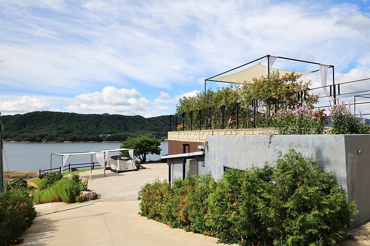 [강원도 인제군] 러빙네이쳐 – 호수뷰가 좋은 삼팔선 휴게소 옆 캠핑장