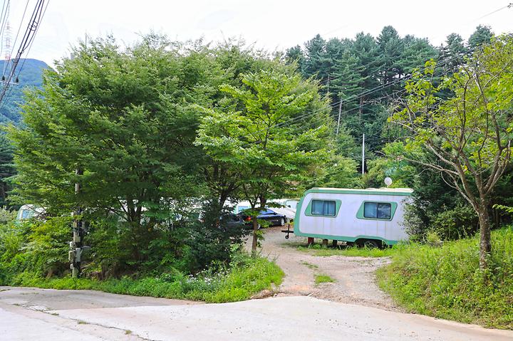 [경기도 포천시] 클럽아일랜드 글램핑카라반 – 아름다운 산의 절경속 카라반을 운영