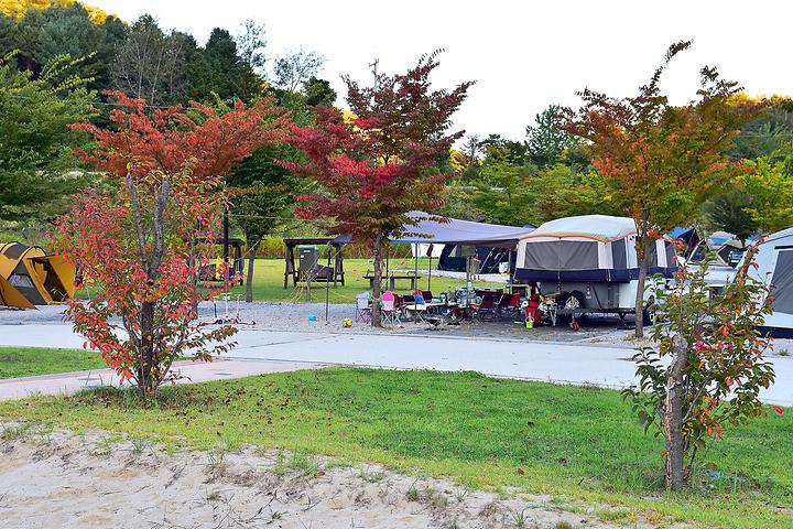 [경기도 포천시] 포천 비둘기낭 캠핑장 – 비둘기낭 폭포 곁 초원 같은 캠핑장에서 캠핑을!