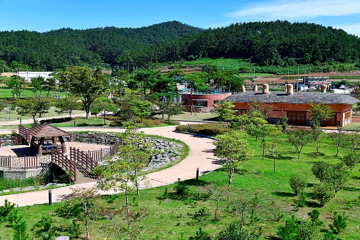 [전라남도 해남군] 땅끝 황토나라 테마촌 – 음악분수쇼를 바라보며 캠핑장에서의 하룻밤을 아름답게 수놓자.