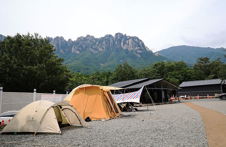 [강원도 고성군] 캠핑느루 – 미시령계곡안쪽 울산바위 전망이 일품인 캠핑장