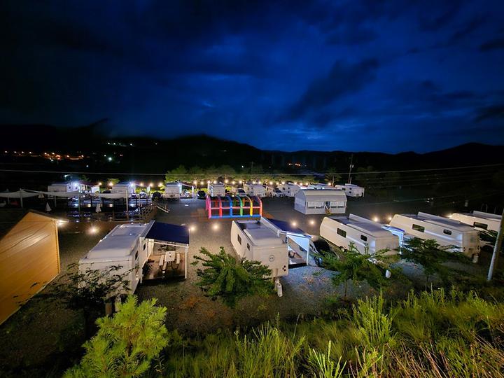 [충청남도 공주시] 해월카라반앤캠핑 – 아이가 좋아하는 신상카라반캠핑장