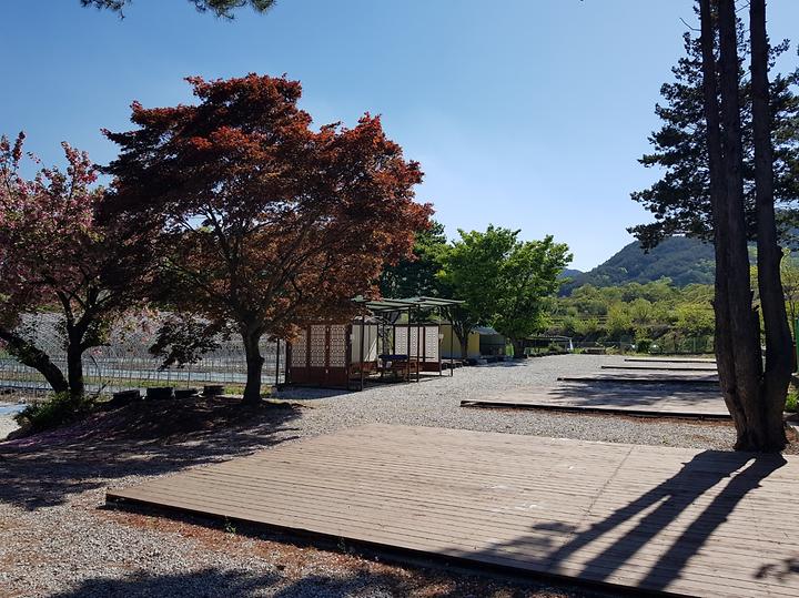 [경상남도 거창군] 양지마을야영장 – 자연과 학교가 어우러진 캠핑장