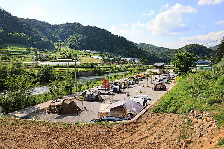 [강원도 화천군] 동지화캠핑장 – 넓은 사이트와 개별욕실로 프라이빗하게! 수달이 출몰하는 개울가 캠핑장