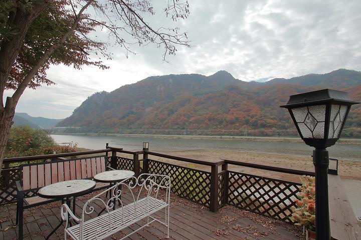 [강원도 춘천시] 하이드온부쉬 – 북한강과 어우러진 캐러밴 캠핑장