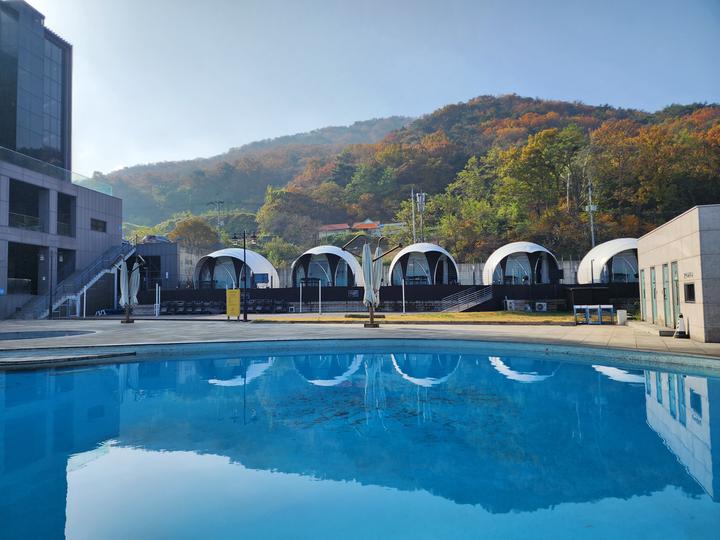 [인천광역시] 아라미르글램핑 – 석모대교와 서해 노을이 쏟아지는 인피니티 풀에서 즐기는 프리미엄 글램핑