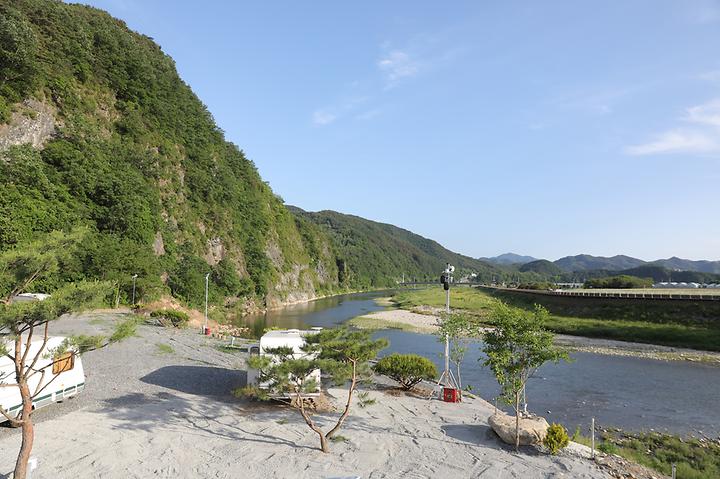 [강원도 영월군] 리버사이드 영월 – 무릉도원 주천강변. 숯가마찜질방을 갖춘 전망좋은 카라반 캠핑장