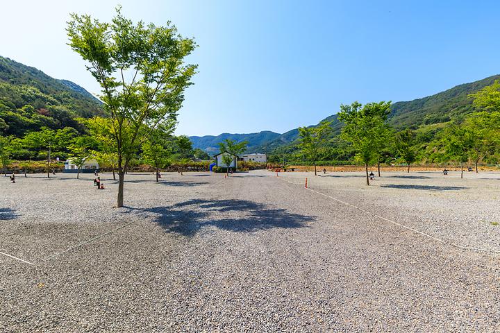 [경상남도 밀양시] 엠와이힐링캠핑장 – 깔끔함이 돋보이는 오토캠핑장