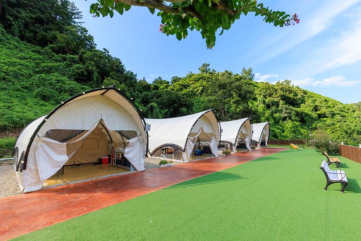 [경상남도 산청군] 꽃길글램핑 – 수영장을 갖춘 깔끔한 글램핑장