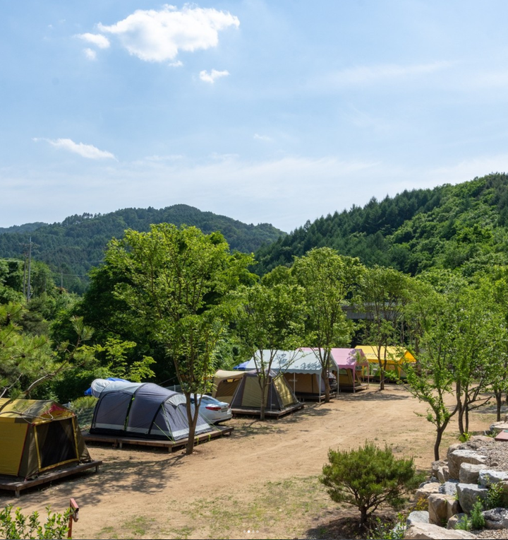 [강원특별자치도 홍천군] 늘편한캠핑장 – 가족과 연인이 쉴수 있는 자그마한 공간이며 커다란 단독 계곡을 이용할수 있는 캠핑장