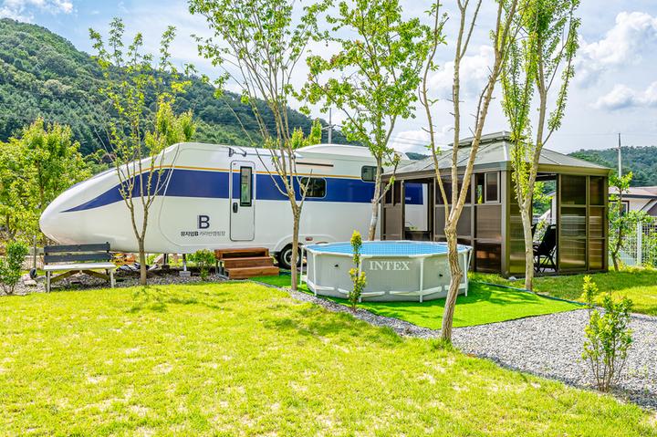 [충청남도 금산군] 금산 뮤지엄B캠핑장 – 넓은 마당과 맑은 시냇물, 우수한 편의시설로 만족감 최고 카라반
