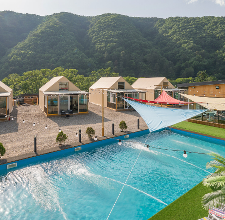 [경기도 가평군] 캐스트라글램핑 – 푸릇한 자연 속에 위치한 글램핑장