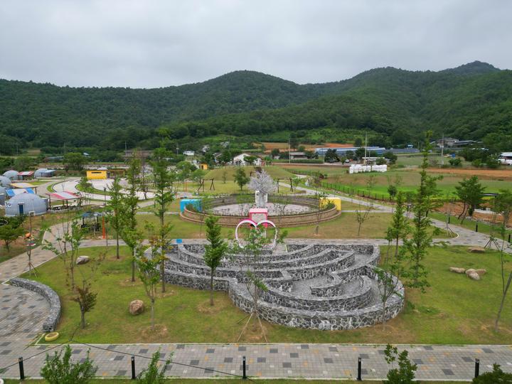 [강원도 삼척시] 미로나라정원 글램핑장 – 두타산 백두대간 자락에 연못이 있는 생태정원과 글램핑장	두타산 백두대간 자락에 연못이 있는 생태정원과 글램핑장	두타산 백두대간 자락에 연못이 있는 생태정원과 글램핑장