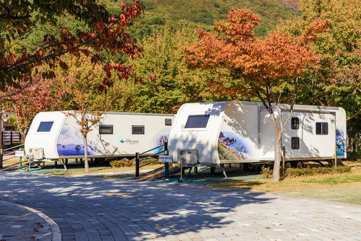 [경상남도 거제시] 학동자동차 야영장 – 학동몽돌해수욕장이 정원처럼 펼쳐진 한려해상국립공원 캠핑장