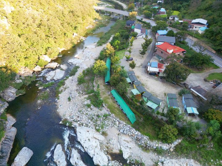[경상북도 성주군] 성주선바위캠핑장 – 캠핑장과 맞닿은 계곡에서 물놀이하고 가을 단풍을 즐기기 좋음