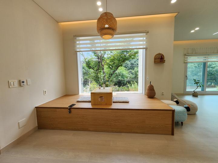 [경기도 가평군] 더아리웃집 모롱공간 – 고요하고 조용한 개울가, 계곡 글램핑 (풀빌라와 계곡 글램핑이 가능한 곳)