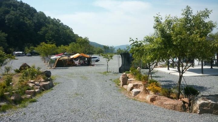 [충청북도 진천군] 힐사이드 – 산속 요새에 안긴 듯한 깔끔한 오토캠핑장