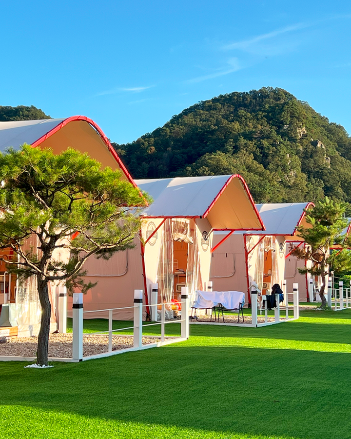 [경기도 가평군] 더 글램 – 가평 북한강 뷰를 품은 인피니티 수영장이 있는 고급 글램핑장