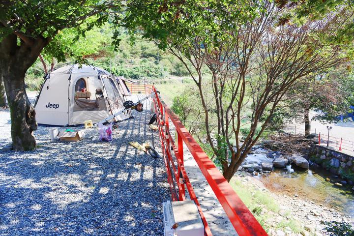 [전라남도 광양시] 숲내음에 머물다 – 캠핑장 바로 옆에 계곡 물이 흐름
