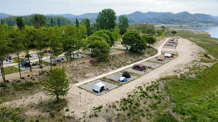 [경기도 여주시] 강천섬캠핑장 – 남한강을 따라 펼쳐진 강천섬에서 사계절 자연과 조용한 휴식을 즐기며 반려동물과 함께 캠핑할 수 있는 자연 친화적 캠핑장