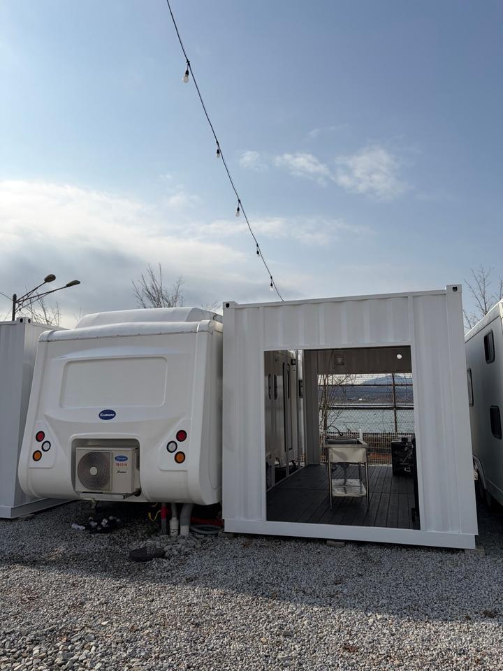 [경기도 김포시] 캠프 일칠구 – 깔끔한시설, 신규 카라반, 오션뷰를 느낄수 있는 캠핑장