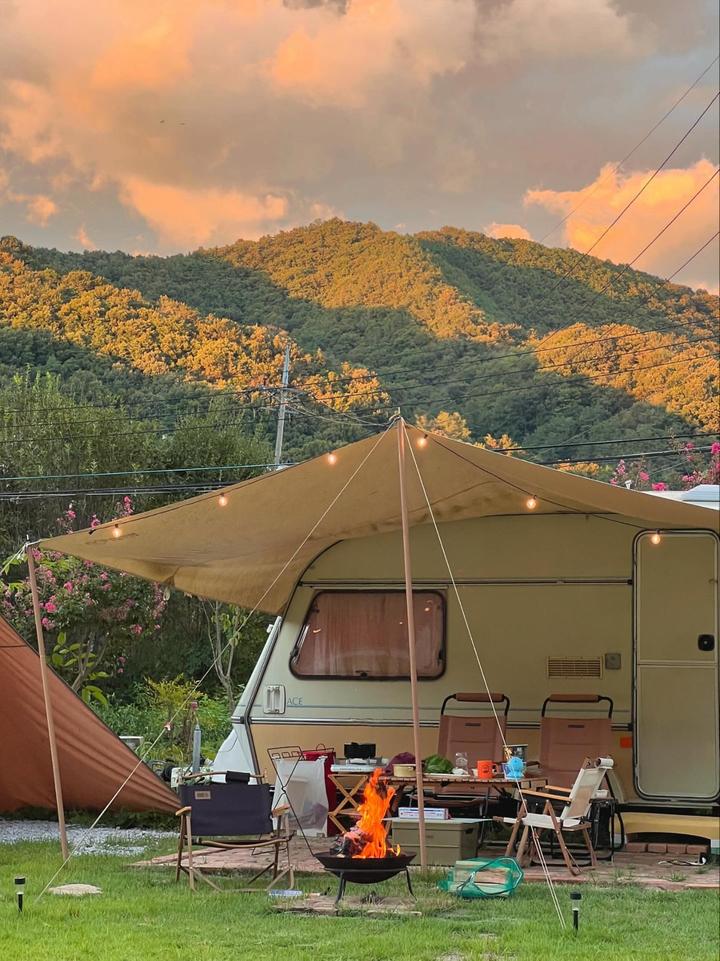 [전라북도 전주시] 캠프히어 – 전주 한옥마을 옆, 예쁜 정원 속 영국 카라반의 포근함이 있는 공간