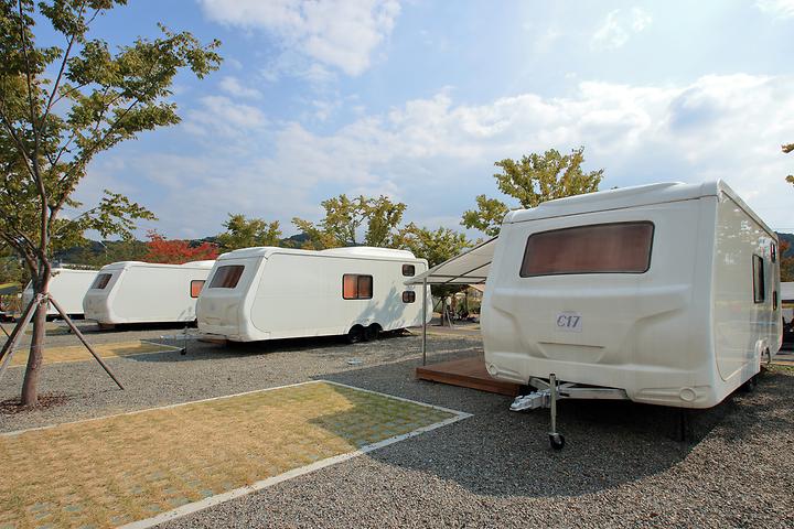 [경기도 연천군] 연천재인폭포오토캠핑장 – 오토캠핑과 캐러밴을 한 자리에서